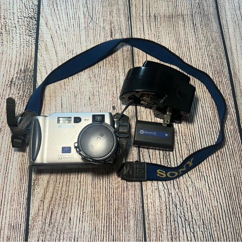 Sony‎ CyberShot DSC-S70 Digital Camera Carl Zeiss Lens Bundles With Charger READ